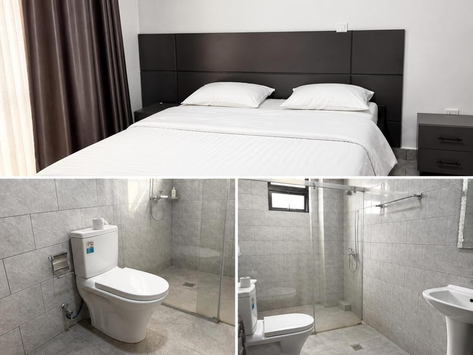 Shower, Toilet, Bed, Bathroom, Photo of the whole room, Bedroom, towels