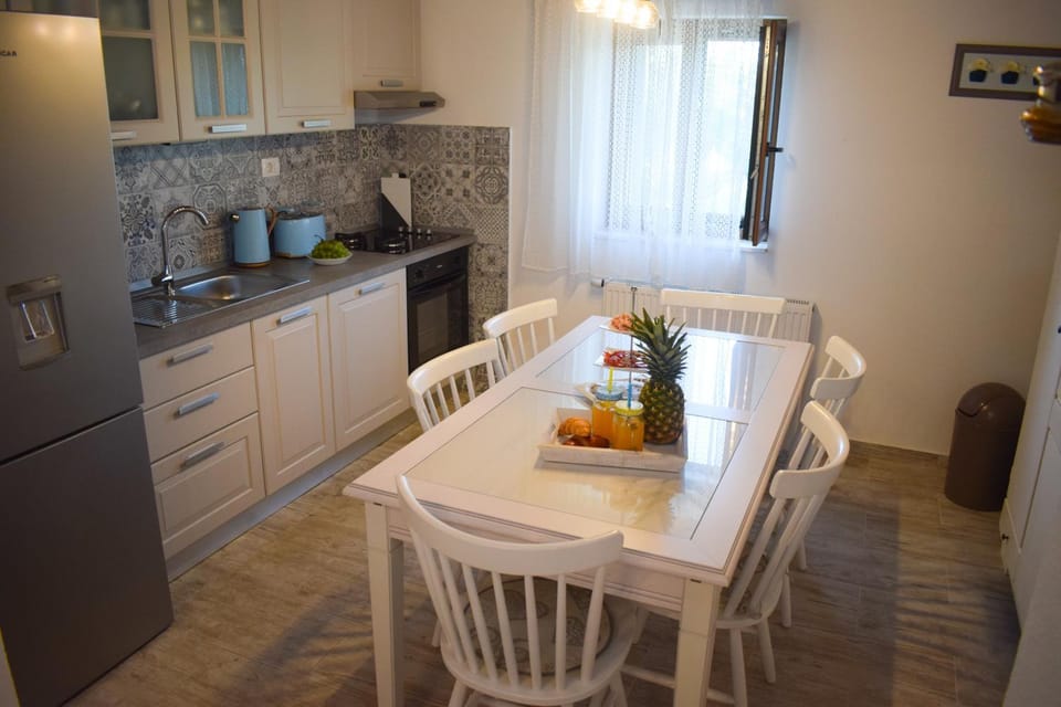 Dining area, kitchen