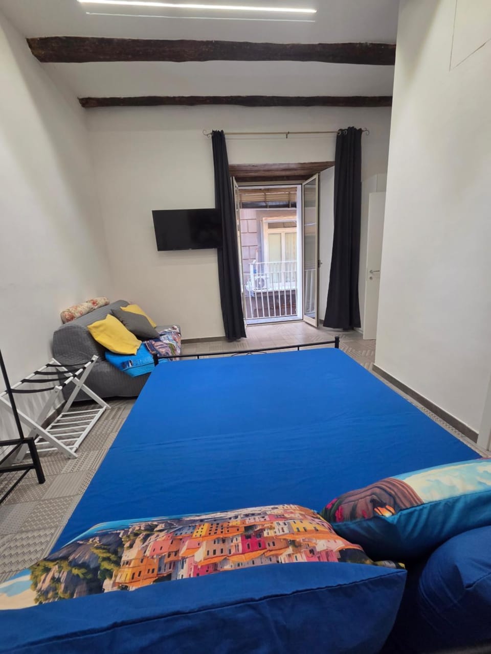 Bed, TV and multimedia, Balcony/Terrace, Balcony/Terrace, Photo of the whole room, Bedroom, Quiet street view