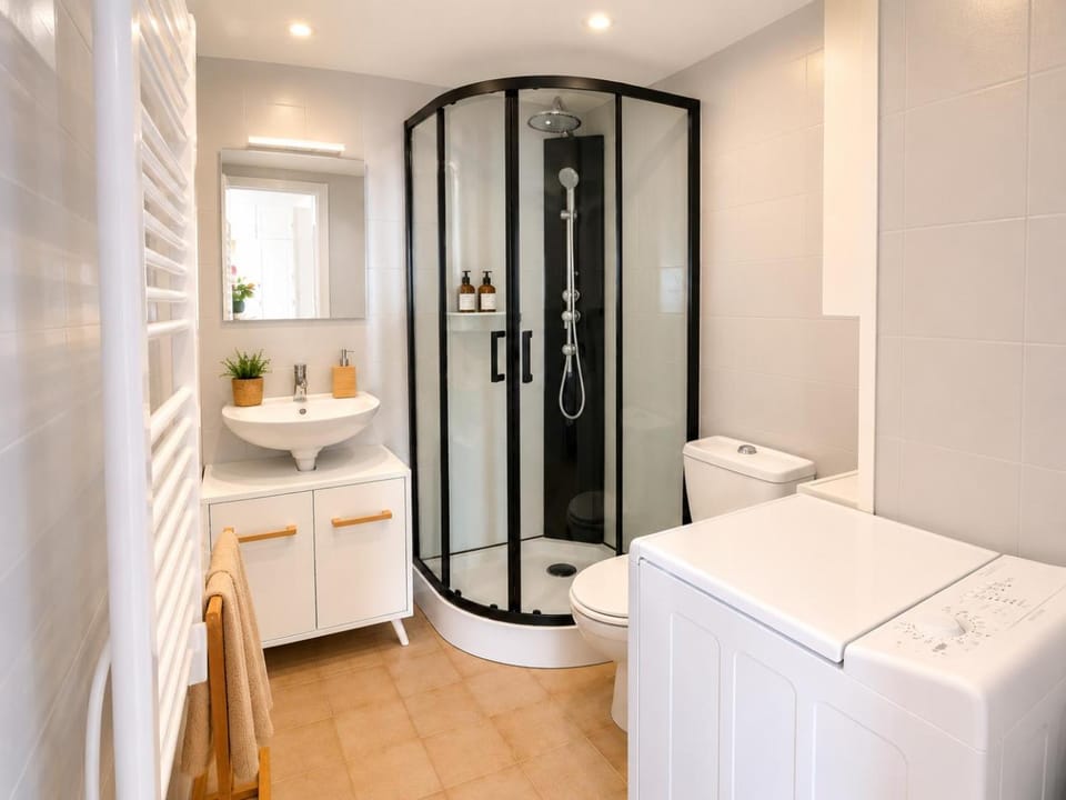 Toilet, Bathroom, towels