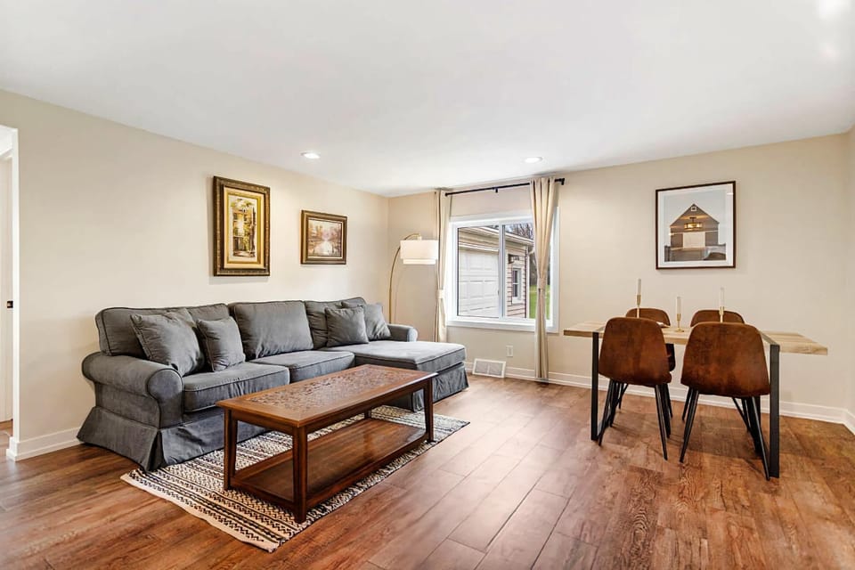 Lakewood Luxury - Pool - Hot Tub - Walk to Town - Family Friendly House in Fennville