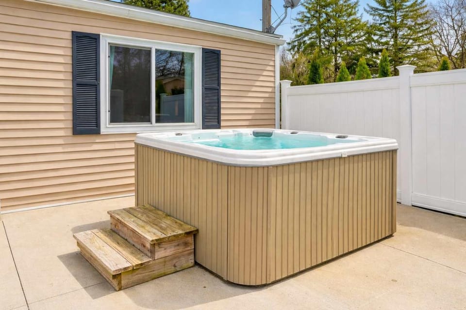 Lakewood Luxury - Pool - Hot Tub - Walk to Town - Family Friendly House in Fennville