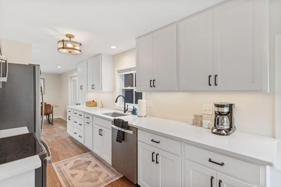 Lakewood Luxury - Pool - Hot Tub - Walk to Town - Family Friendly House in Fennville
