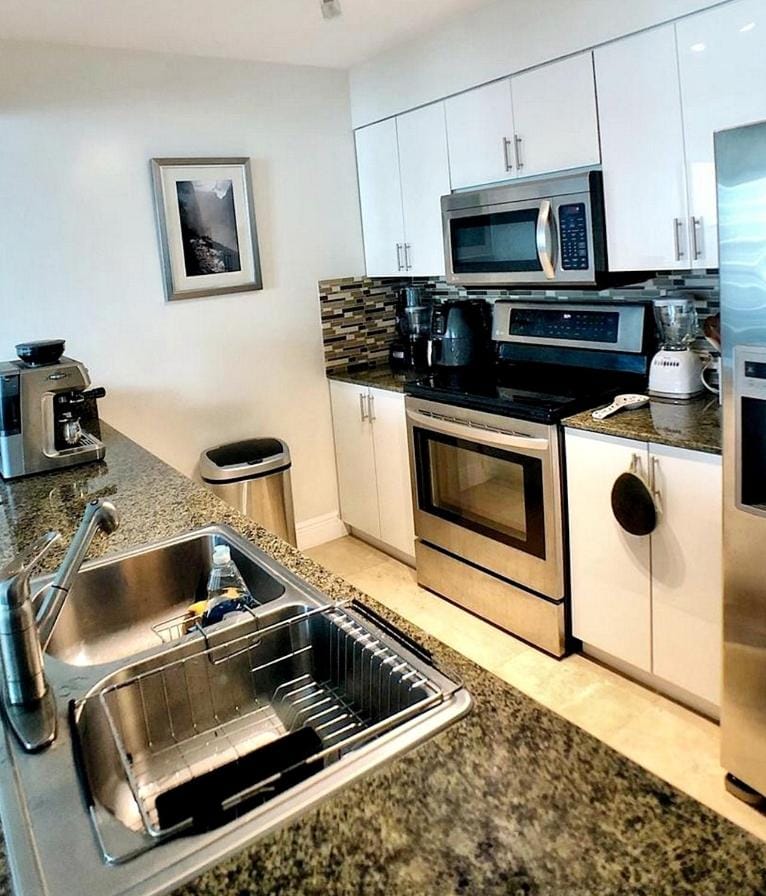 Coffee/tea facilities, Kitchen or kitchenette, oven, stove, toaster