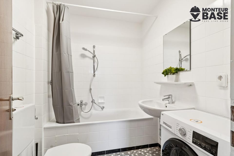 Bathroom, Bath, towels, washing machine, dryer