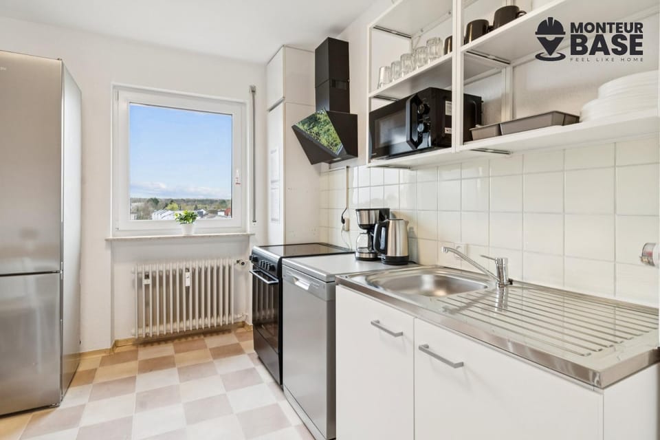 Coffee/tea facilities, Kitchen or kitchenette, oven, stove