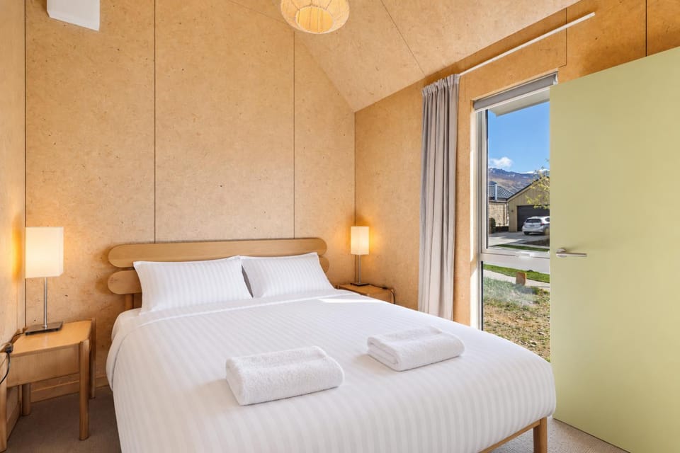 Modern 1-Bedroom Guesthouse with Roys Peak Views House in Wanaka
