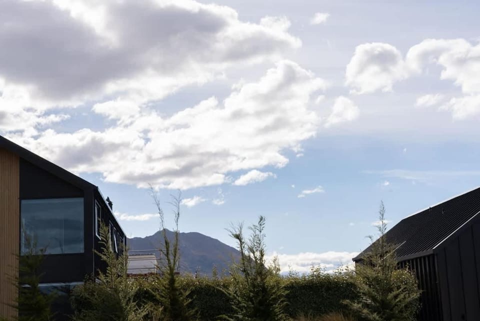 Newly built unit in quiet neighbourhood House in Wanaka