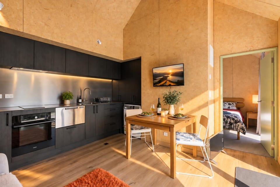 Modern 1-Bedroom Guesthouse with Roys Peak Views House in Wanaka