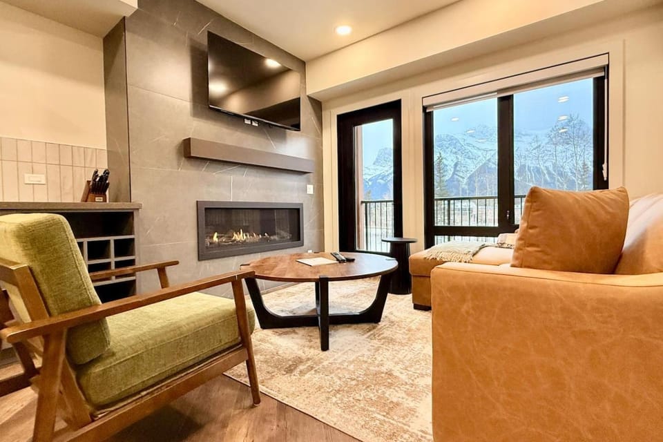 TV and multimedia, Living room, Seating area, fireplace