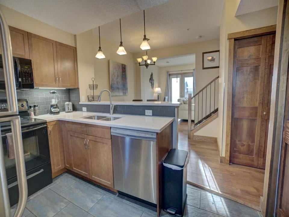 208 Fire Mountain 3 Bdrm 2 Level Apartment in Canmore