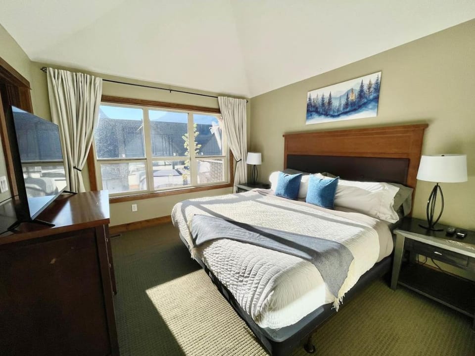 208 Fire Mountain 3 Bdrm 2 Level Apartment in Canmore