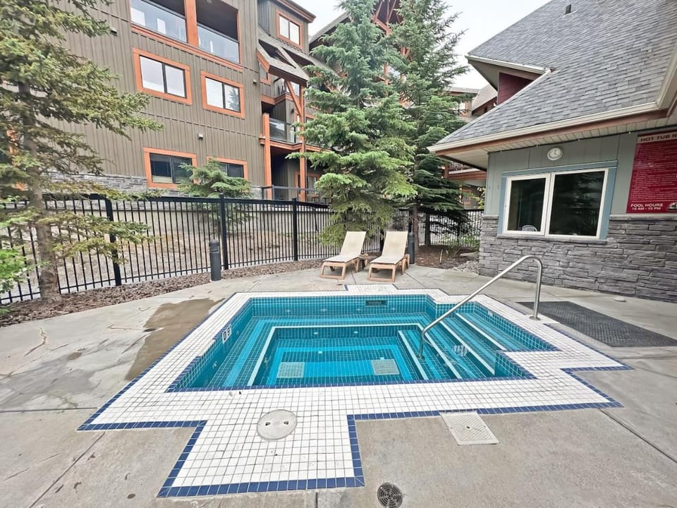 Premium Mountain Condo 2 Bed 25 Bath 225 Grizzly Apartment in Canmore