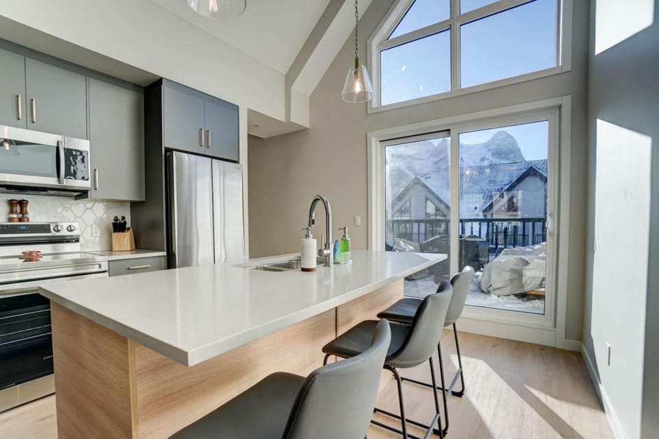 Skyline Peaks 3 Bed 3 Level, 35 Bath House in Canmore