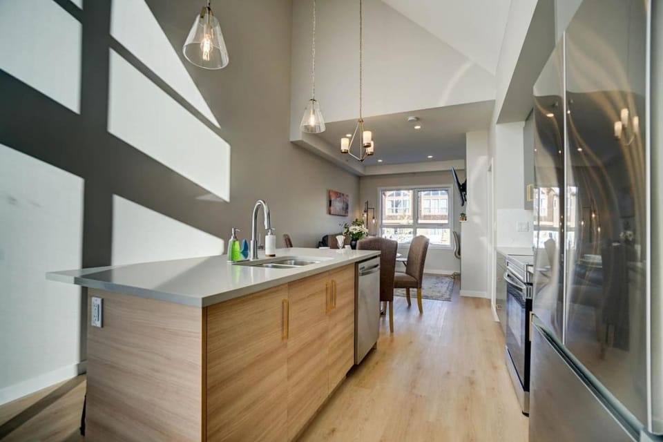 Skyline Peaks 3 Bed 3 Level, 35 Bath House in Canmore
