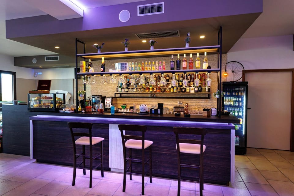 Lounge or bar, Food and drinks, Drinks