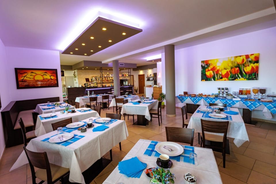 Restaurant/places to eat, TV and multimedia, Food and drinks, Food