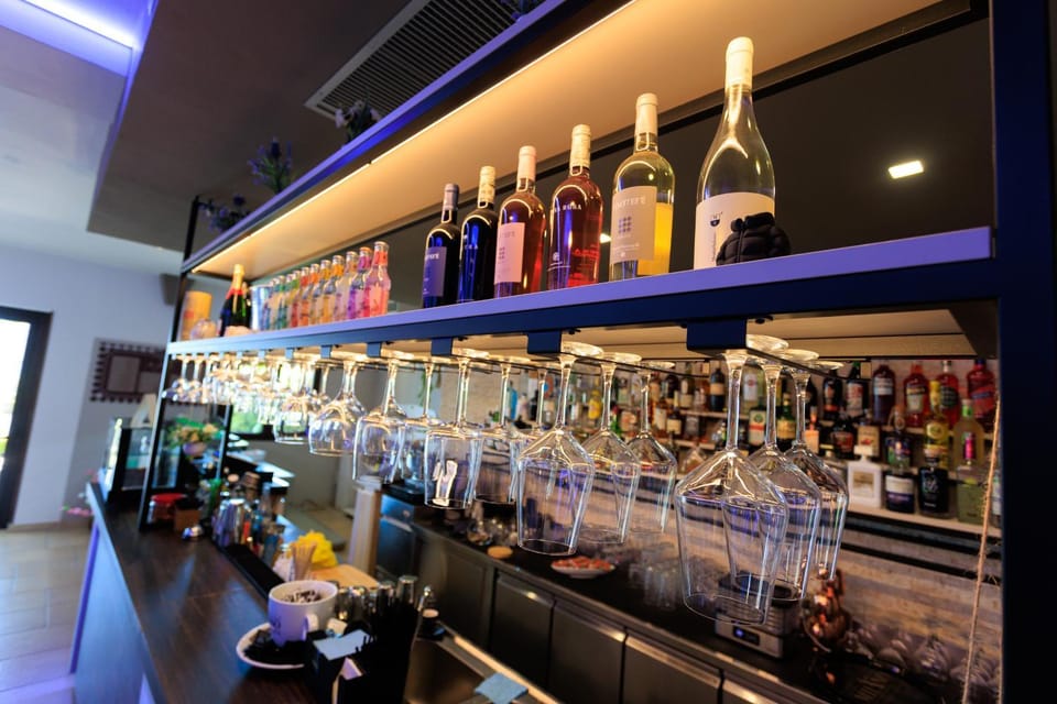 Lounge or bar, Food and drinks, Drinks, Alcoholic drinks
