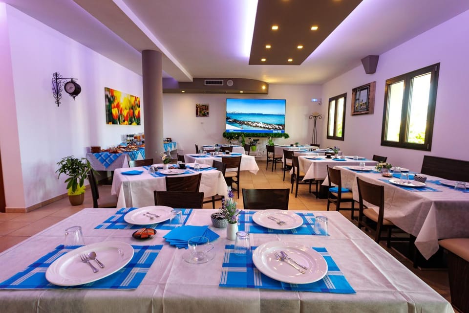 Restaurant/places to eat, TV and multimedia