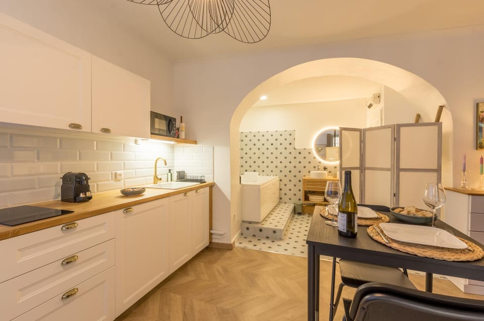 Kitchen or kitchenette, Dining area