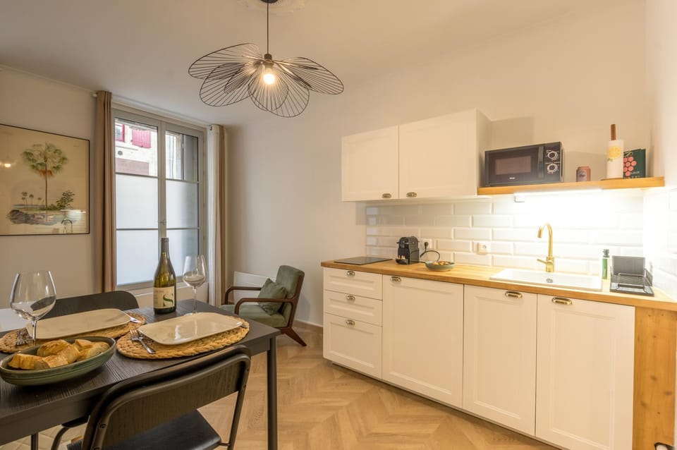 Coffee/tea facilities, Kitchen or kitchenette, Food and drinks, Dining area, Food, stove, toaster