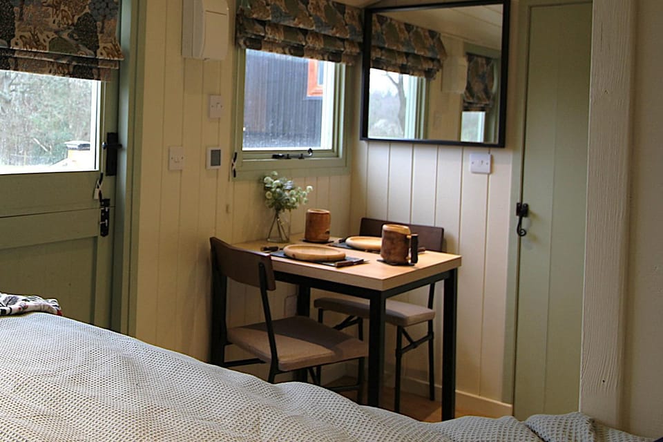 Spinney Wood Glamping, Oak Hut Apartment in Bewdley