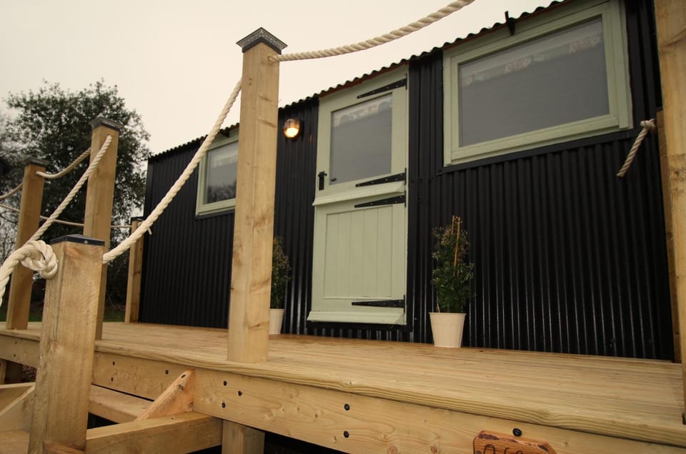 Spinney Wood Glamping, Oak Hut Apartment in Bewdley