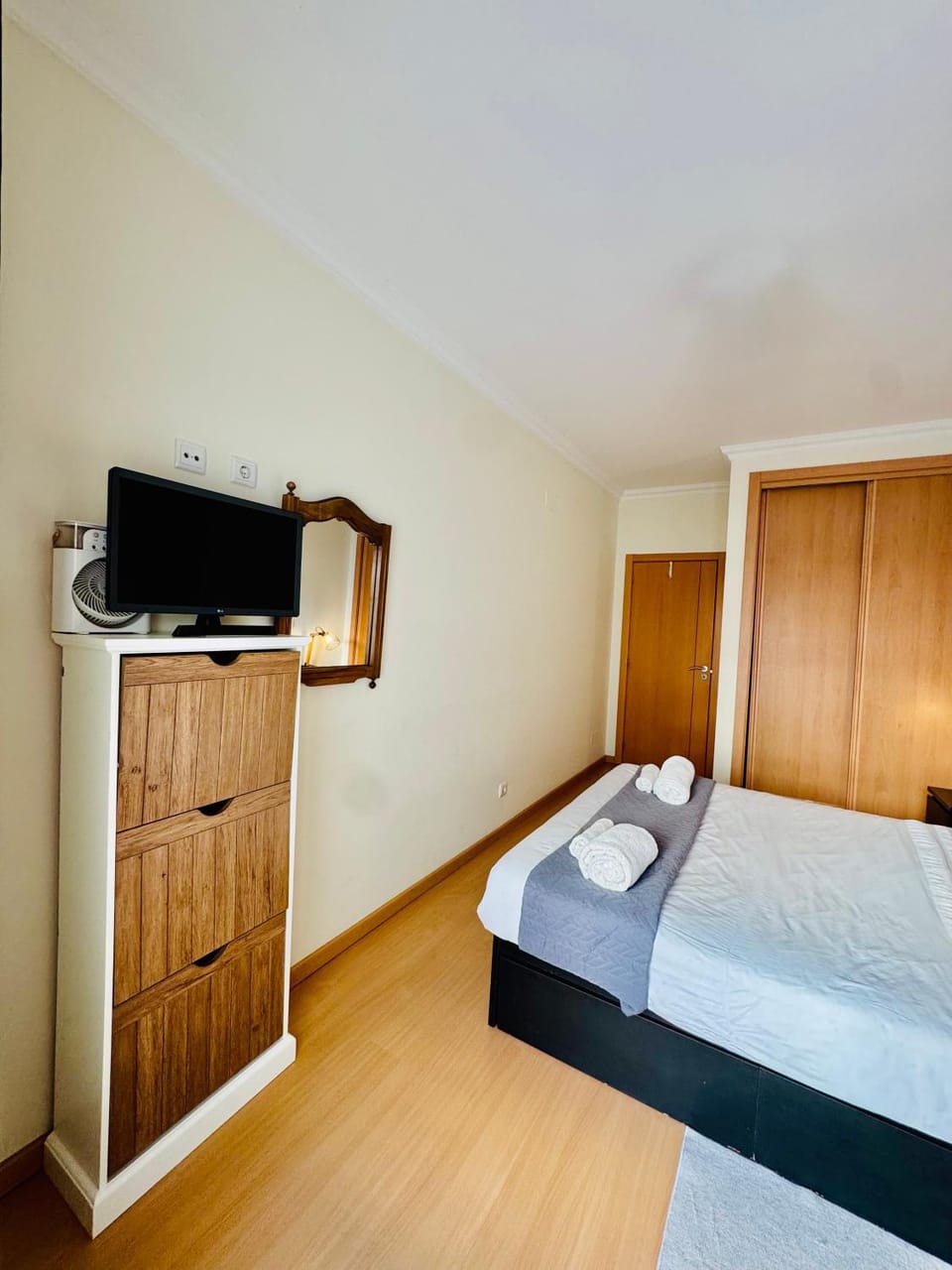 Bedroom, towels, wardrobe