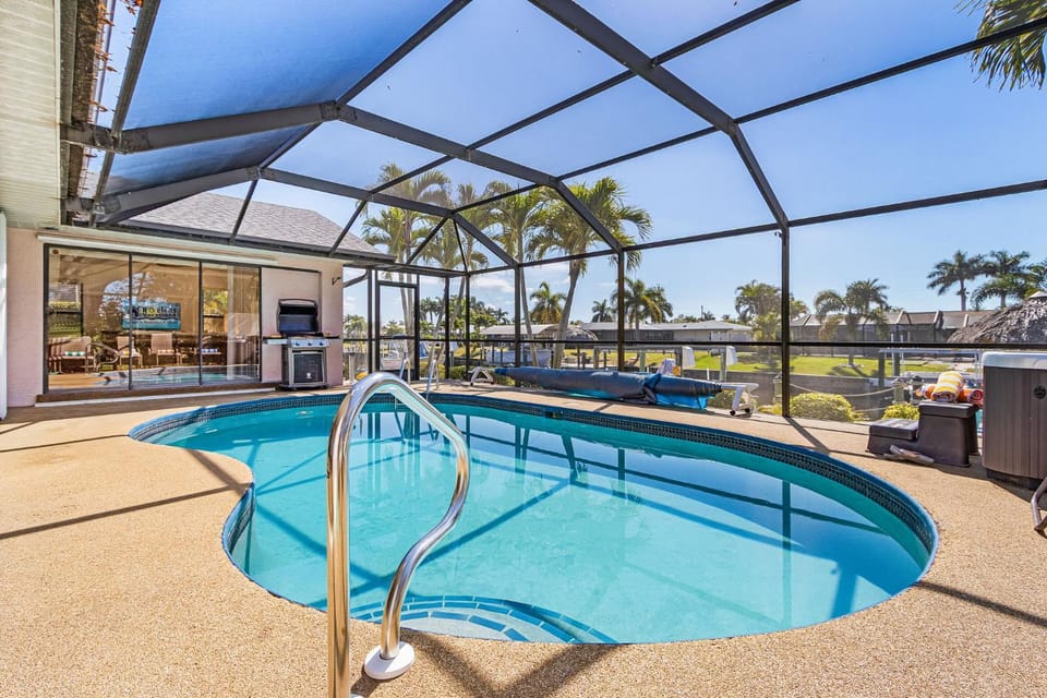 Waterfront Fun with Pool, Hot Tub, Dock & Gulf Access Getaway - Villa South Cape - Roelens House in Cape Coral