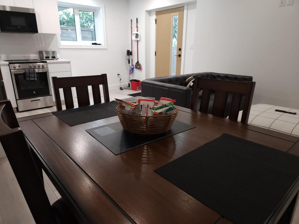 TV and multimedia, Kitchen or kitchenette, Living room, Dining area, stove