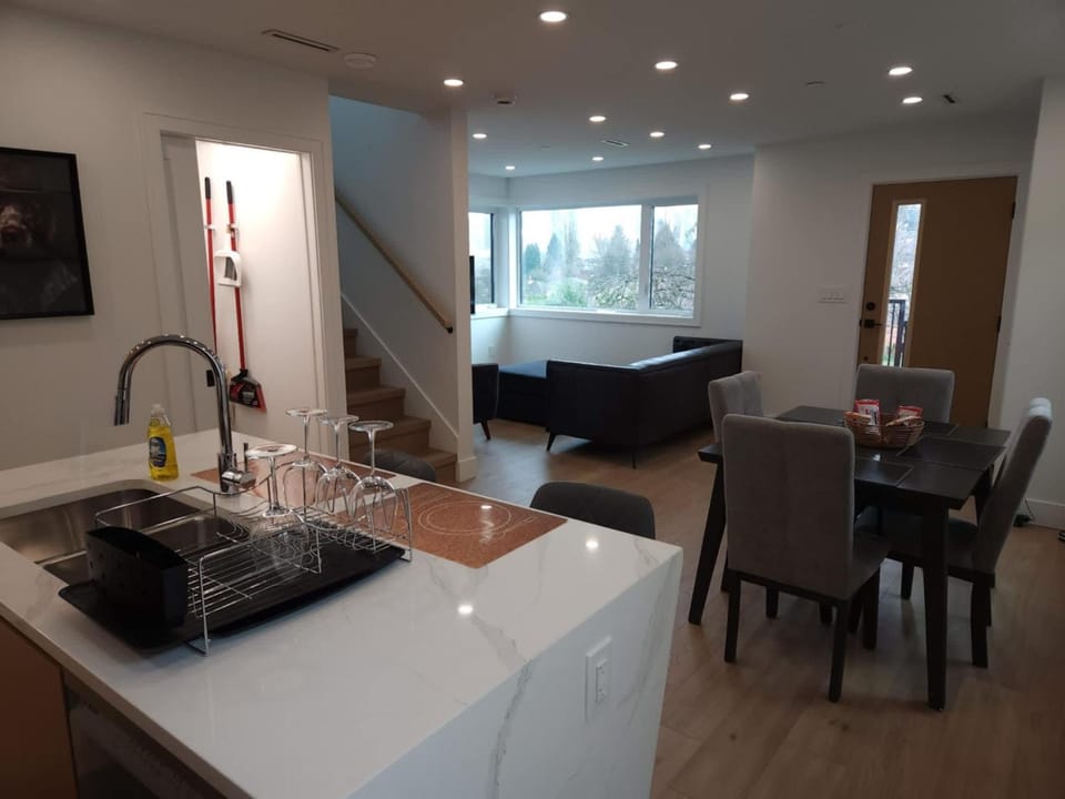 Kitchen or kitchenette, Living room, Seating area, Dining area
