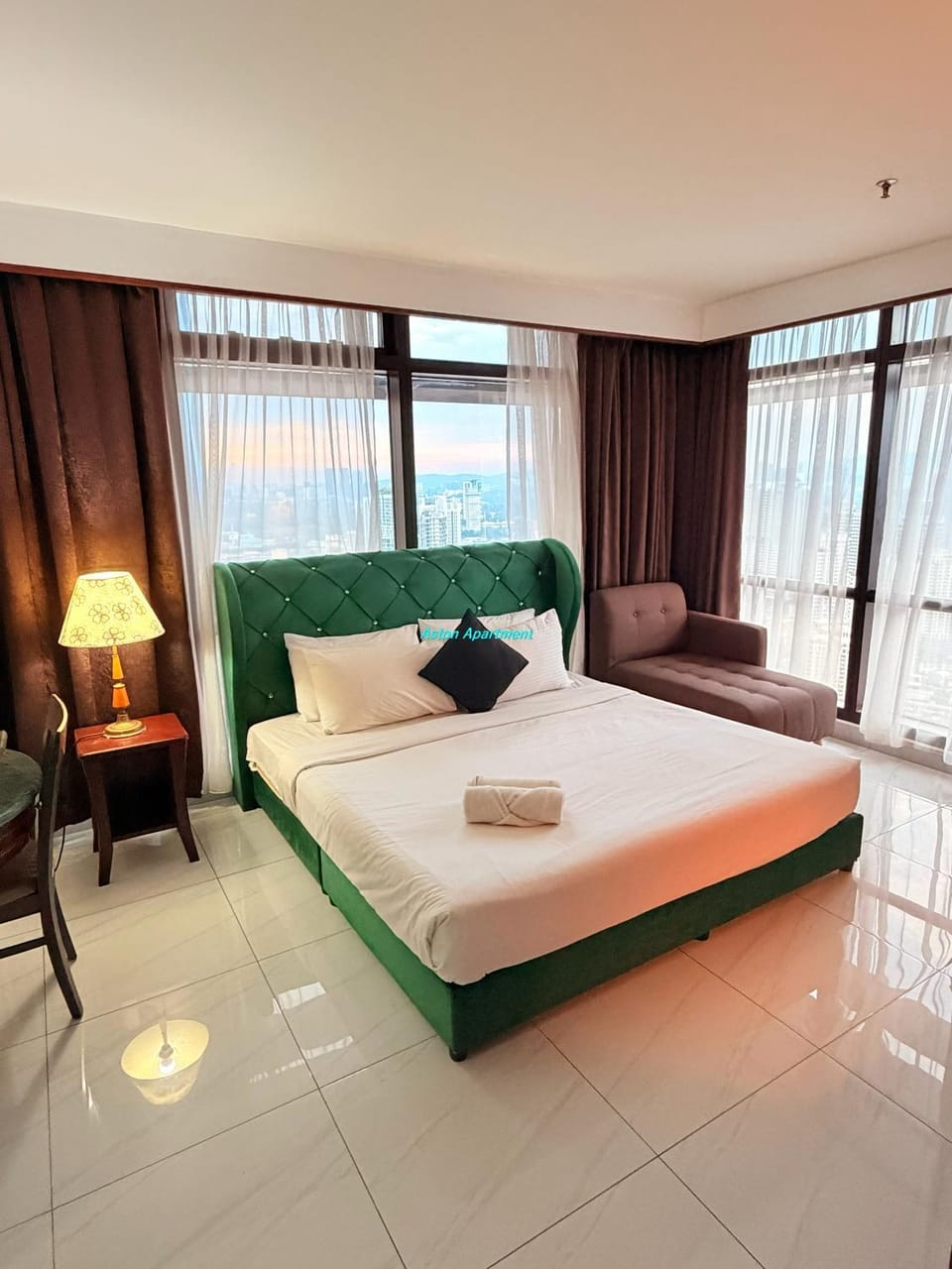 Bed, Photo of the whole room, Seating area, Bedroom, towels