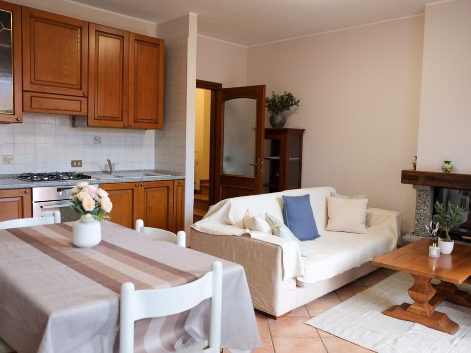 Kitchen or kitchenette, Living room, Seating area, Dining area, stove