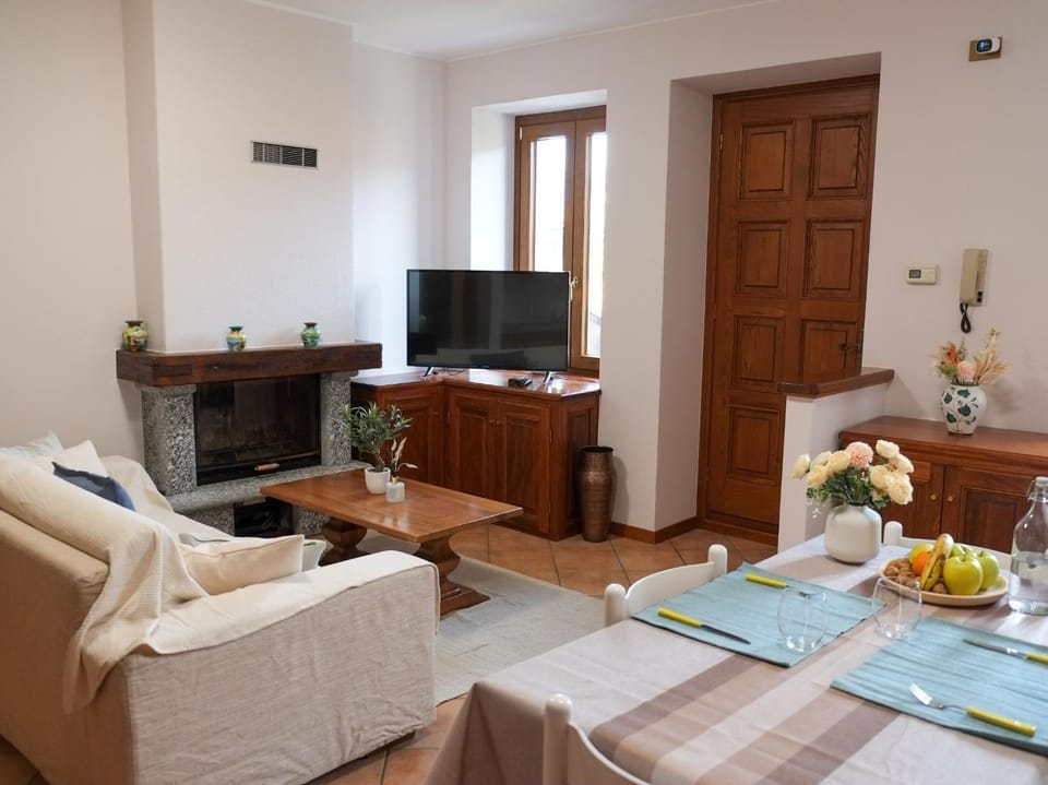 TV and multimedia, Living room, Seating area, Dining area, Evening entertainment