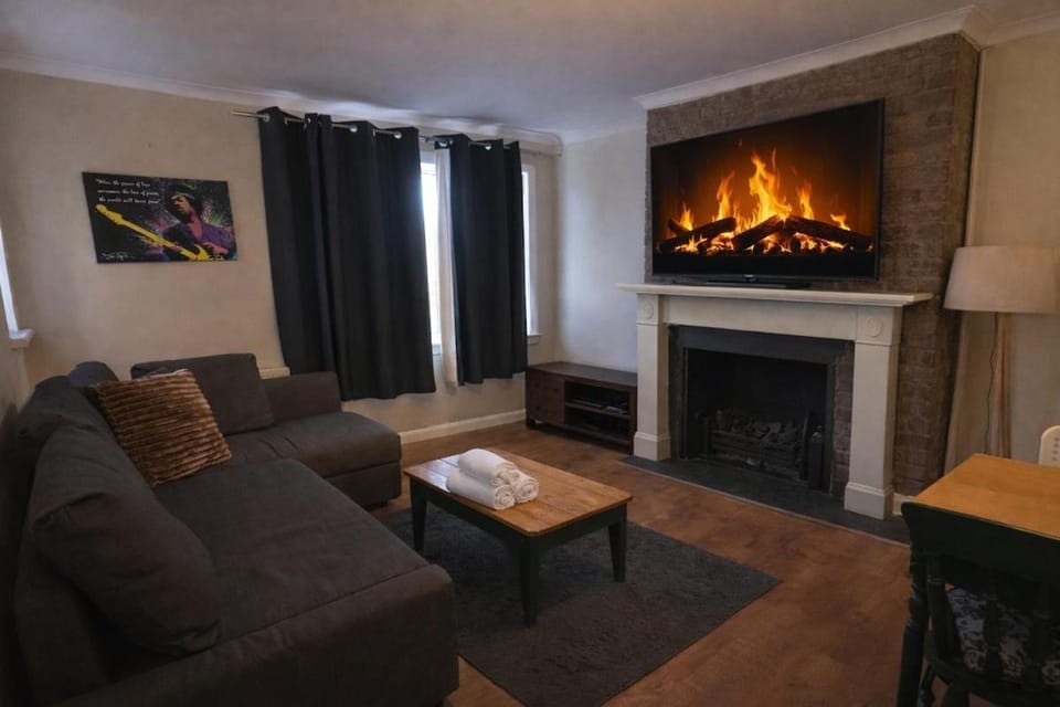 Bright & Comfortable 2BR Apartment near Edinburgh Centre Apartment in Edinburgh