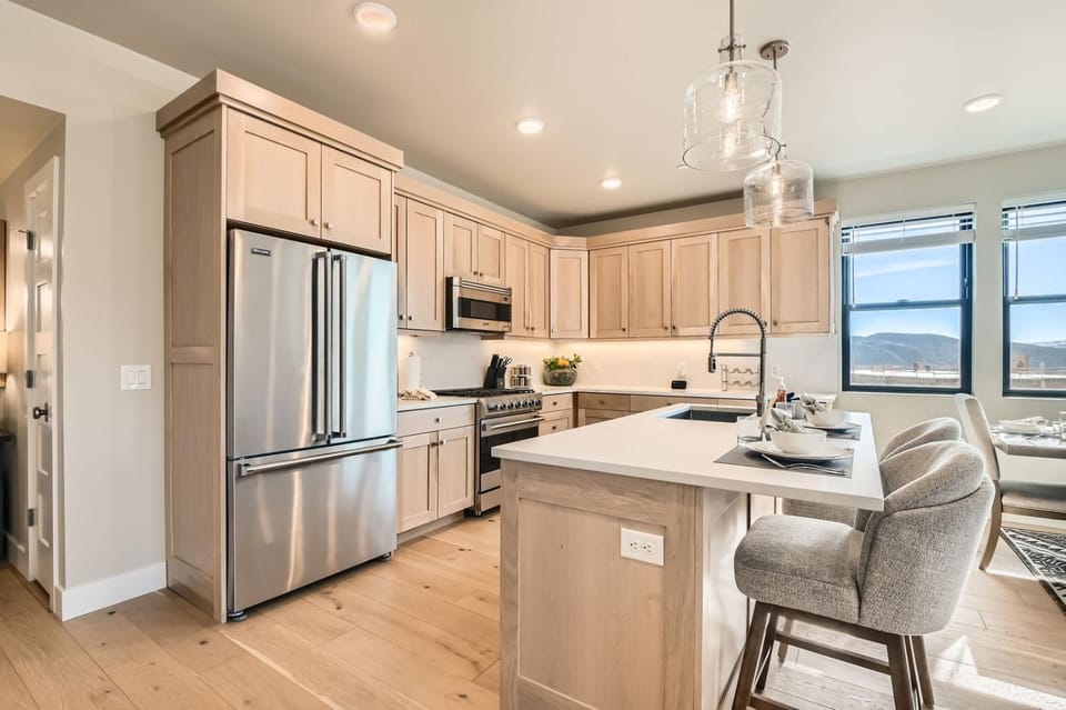 Pet Friendly! Winston's Lodge at Helling 203 condo Apartment in Jordanelle Reservoir