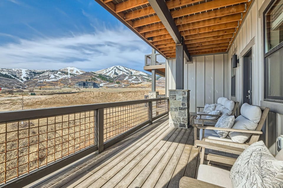 Pet Friendly! Winston's Lodge at Helling 203 condo Apartment in Jordanelle Reservoir
