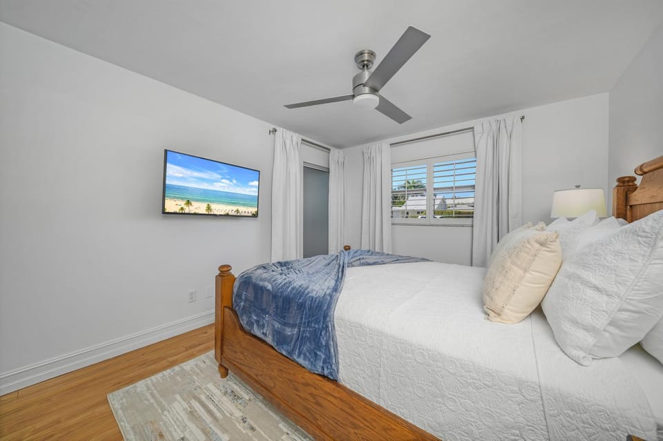 Bed, TV and multimedia, Bedroom
