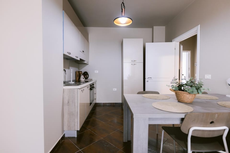 Kitchen or kitchenette, Dining area, minibar, stove