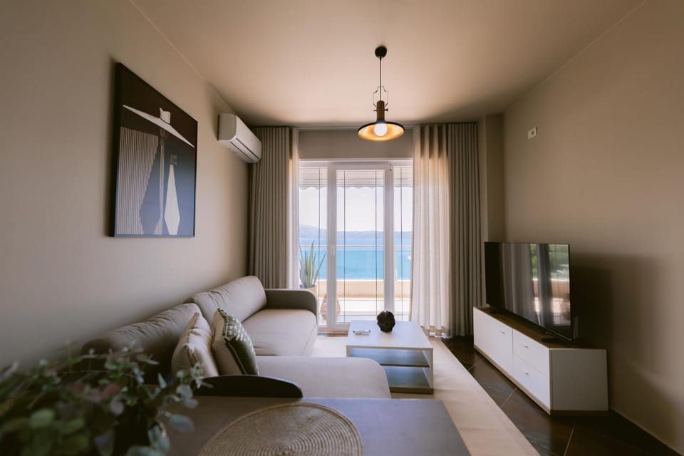 Communal lounge/ TV room, Natural landscape, TV and multimedia, Living room, Photo of the whole room, Seating area, Evening entertainment, Sea view, air conditioner