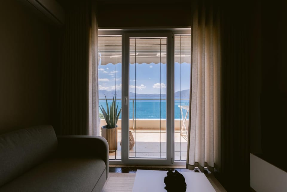 Natural landscape, View (from property/room), Balcony/Terrace, Living room, Seating area, Sea view
