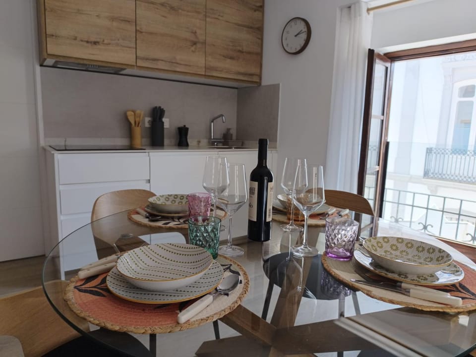 Kitchen or kitchenette, Food and drinks, Dining area, Food, Drinks