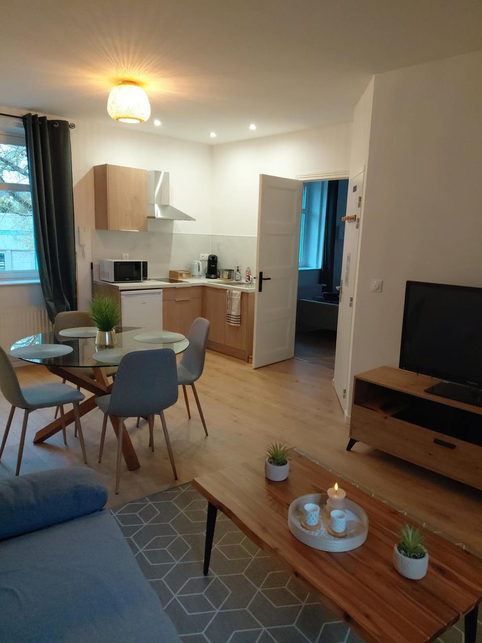 TV and multimedia, Kitchen or kitchenette, Living room, Seating area, Dining area