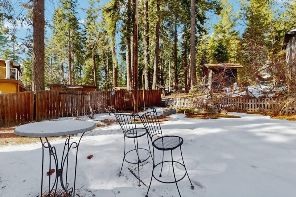 Peaceful Lake View Getaway Close to Tahoe's North Shore Beach with Deck Sun Room House in Lake Tahoe