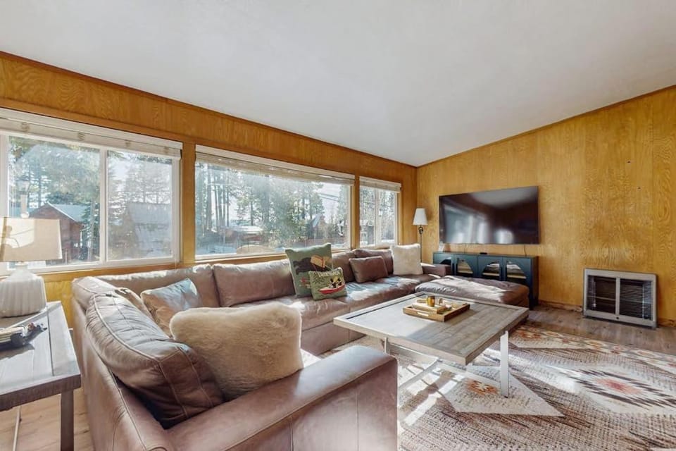 Peaceful Lake View Getaway Close to Tahoe's North Shore Beach with Deck Sun Room House in Lake Tahoe
