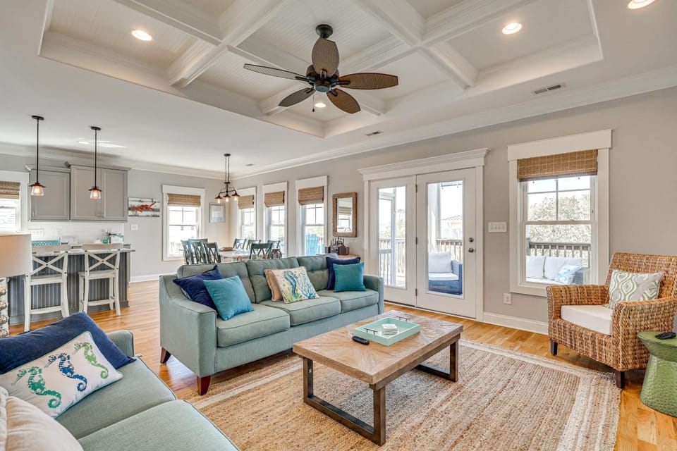 Spacious Coastal Gem on Oak Island 100 Yds to Sand House in Oak Island