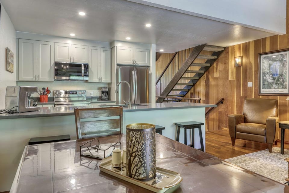 Creekside Comfort Meets Tahoe Adventure - Your Stylish Getaway in Kings Beach House in Tahoe Vista