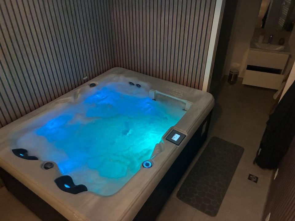 Hot Tub, Hot Tub, Spa and wellness centre/facilities