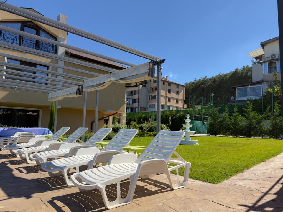 Large Luxury Holiday Apartment with Sea Views, Pool, Gym & Free Parking Apartment in Varna