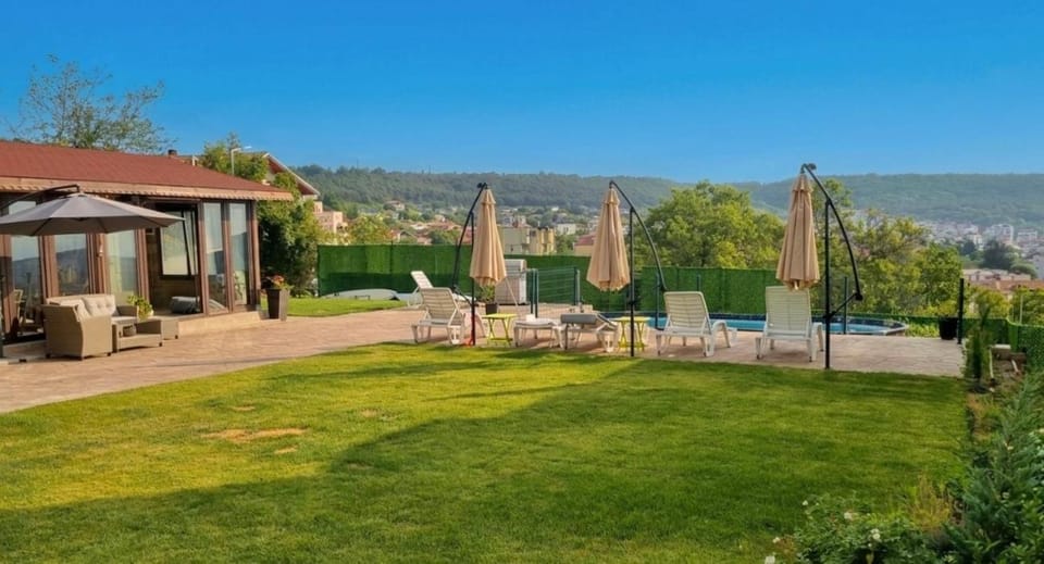 Large Luxury Holiday Apartment with Sea Views, Pool, Gym & Free Parking Apartment in Varna